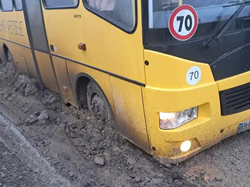 Шкільний автобус везе дітей по бездоріжжю
