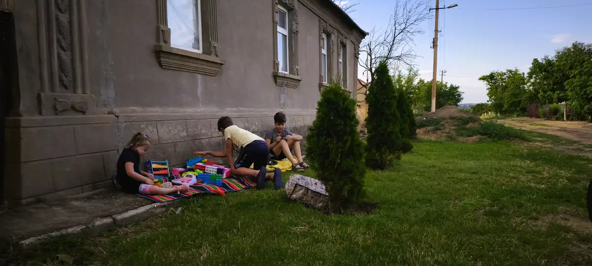 Діти граються на дворі
