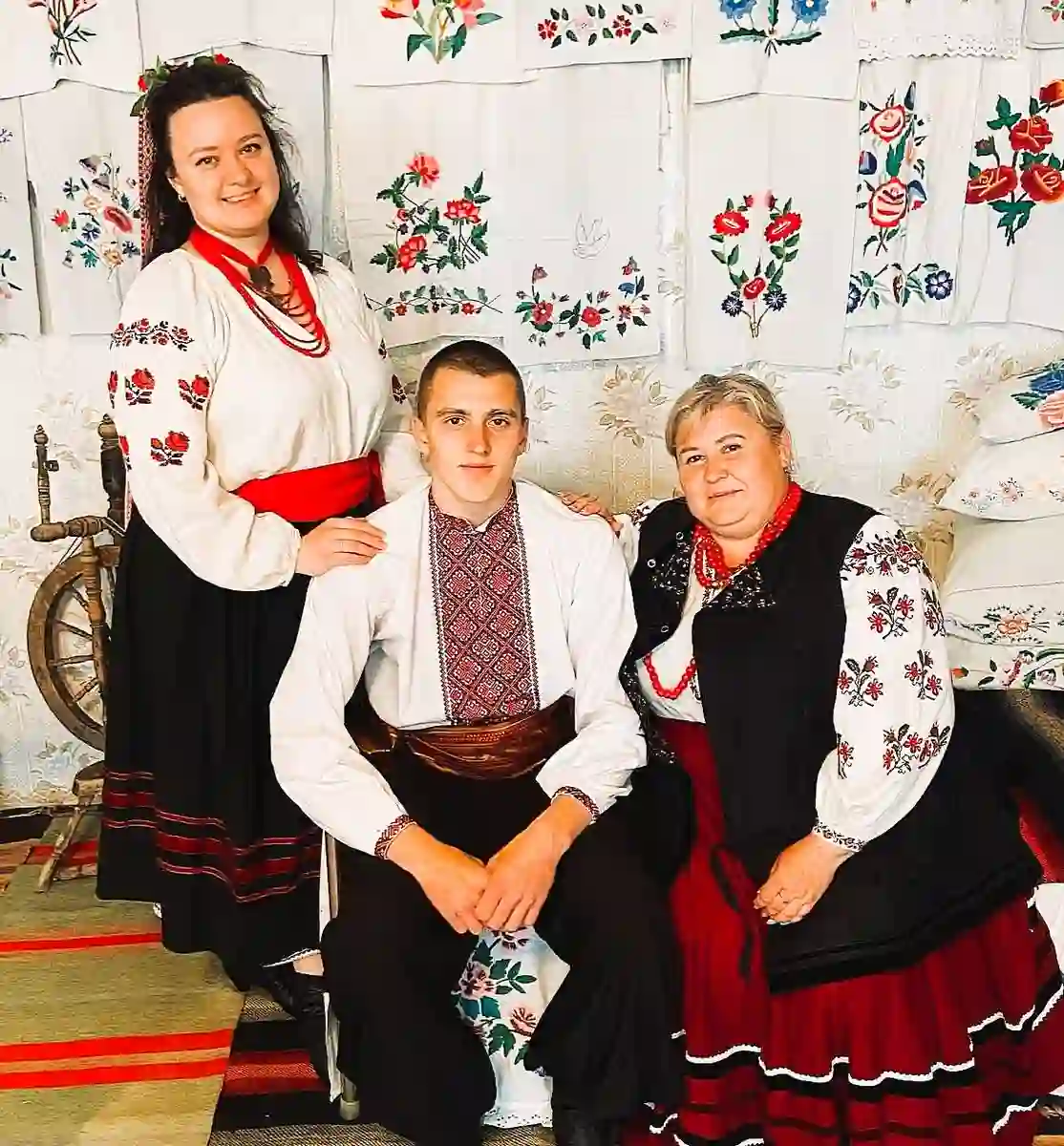 В светлице с матерью Ириной и братом Никитой