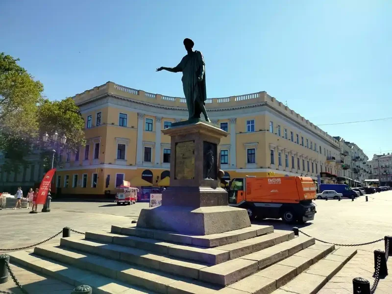 Від Дюка прибрали мішки