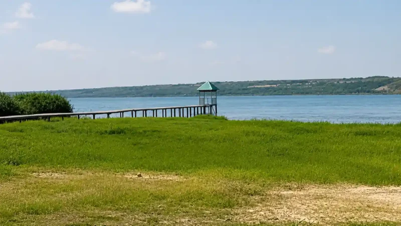 Вода відступає від берега