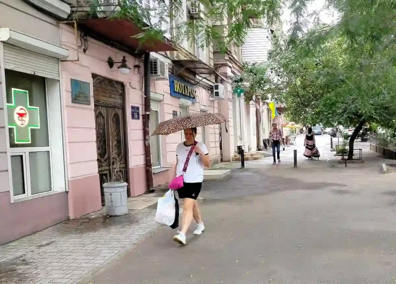 Жінка з парасолькою - вулиця Одесі у дощ