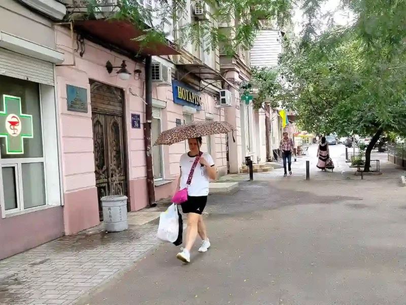 Жінка з парасолькою - вулиця Одесі у дощ