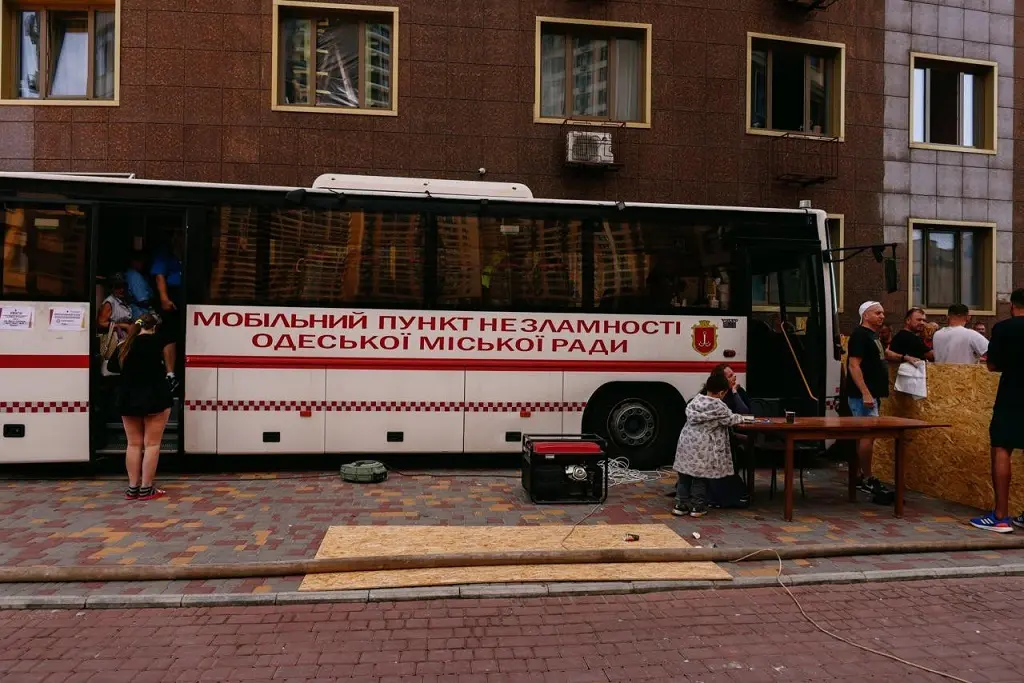 Мобильный Пункт Незламності возле поврежденной многоэтажки в Одессе