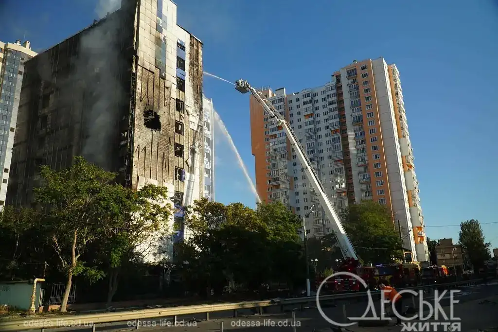 Последствия атаки на Одессу: тушение пожара в бизнес-центре