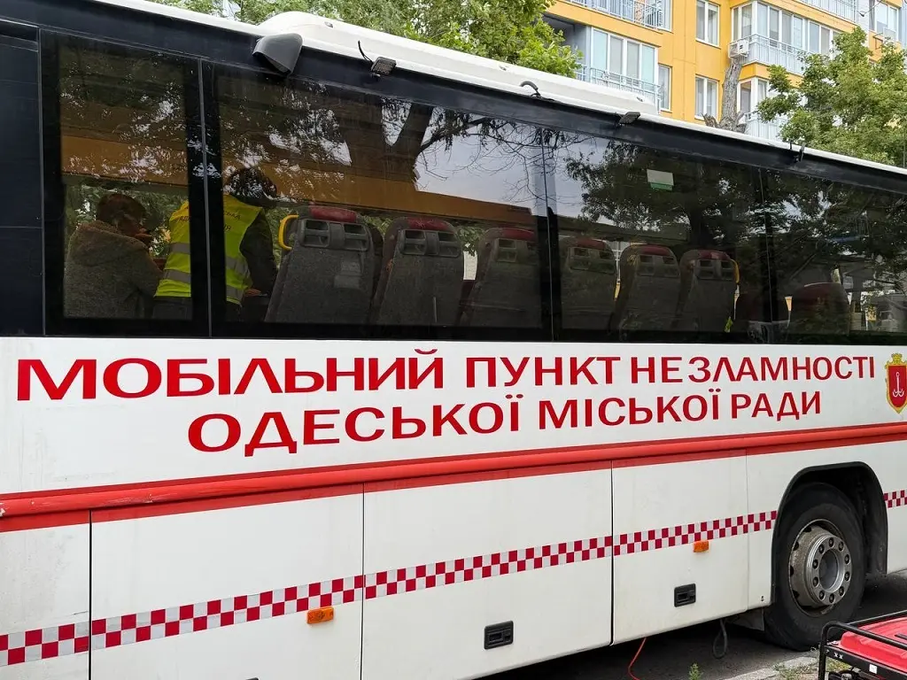 Мобильный пункт помощи Одесского городского совета возле пострадавшего дома