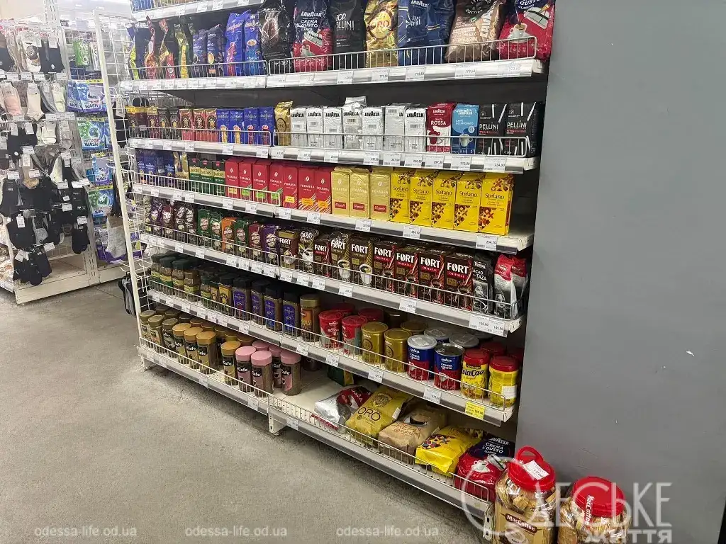Магазин "Бакалея" в Одессе, продукты на полках
