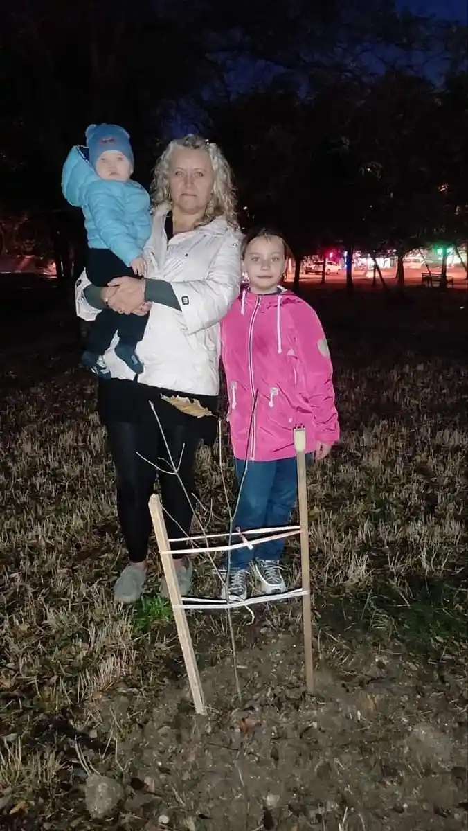 Родина висаджує маленький дуб
