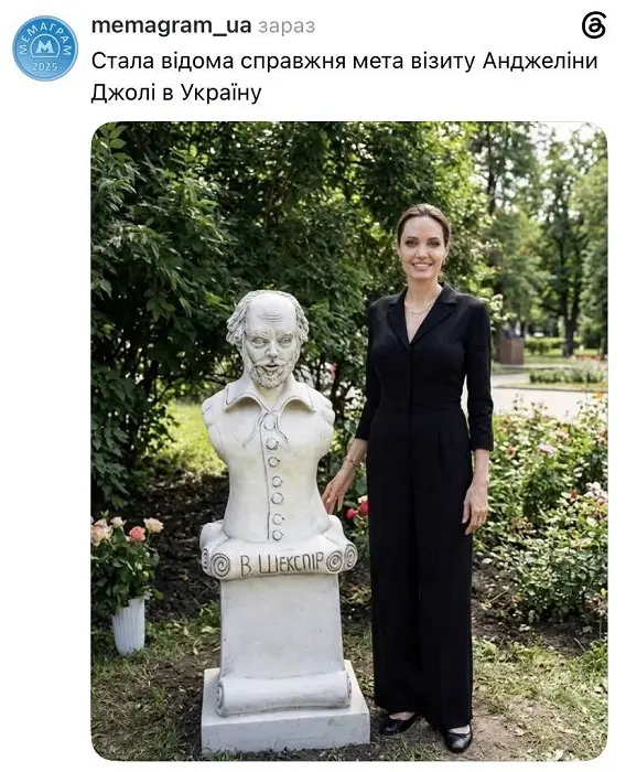 Актриса Анджелина Джоли в черном костюме позирует рядом с бюстом Шекспира в парке
