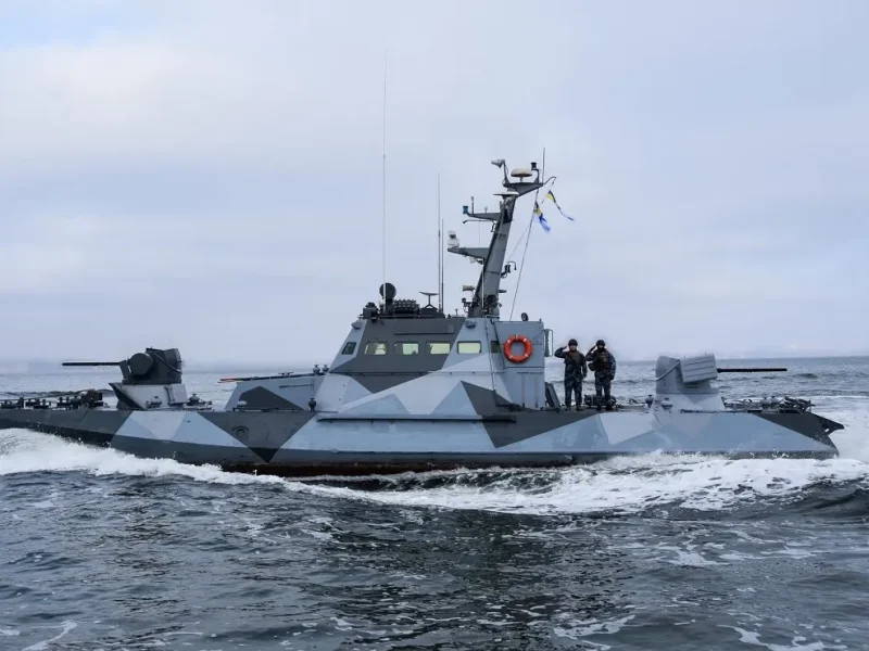 Катер в море