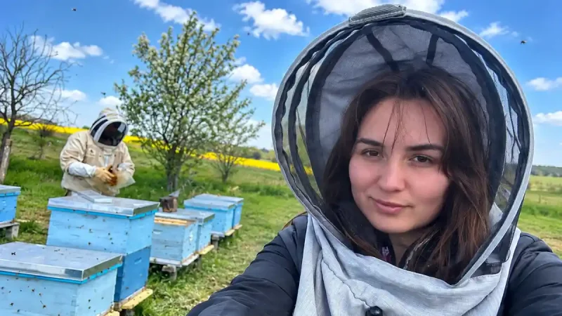 Марія Грейцер, дружина Володимира Грейцера допомагає чоловіку на пасіці