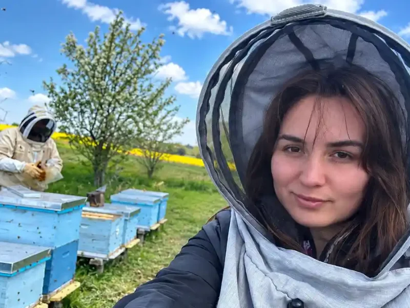 Марія Грейцер, дружина Володимира Грейцера допомагає чоловіку на пасіці