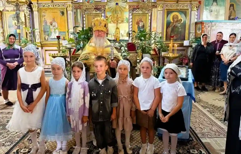 Отець Петро з детьми у Новосільському