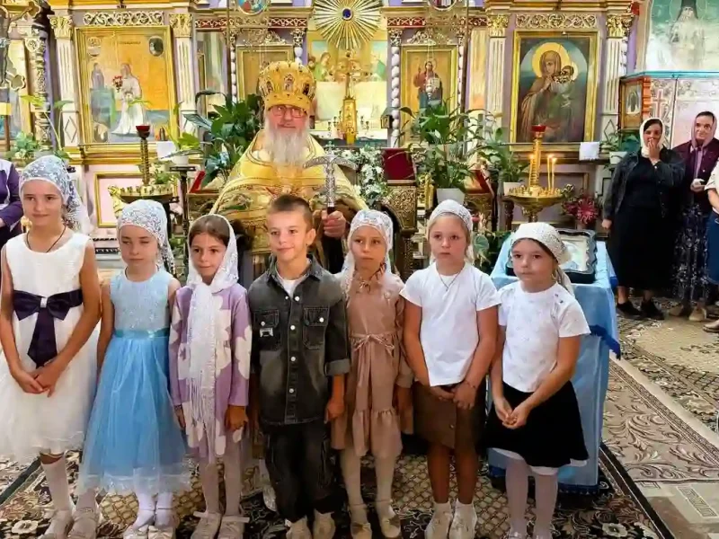 Отець Петро з детьми у Новосільському
