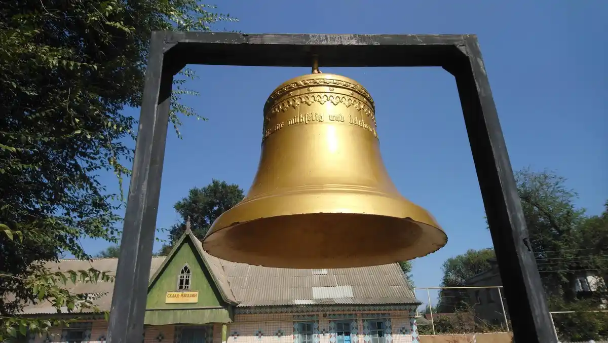 Памятный колокол в честь первых переселенцев в Соборном