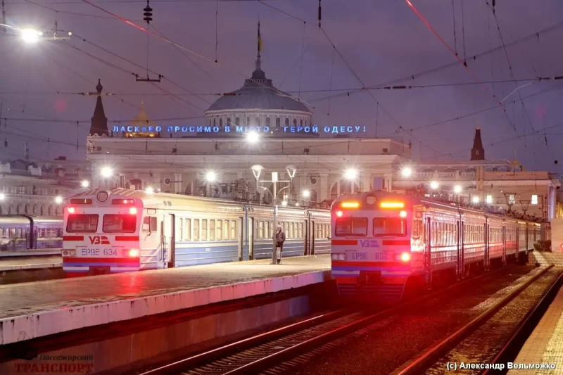Пригородные поезда на вокзале Одессы