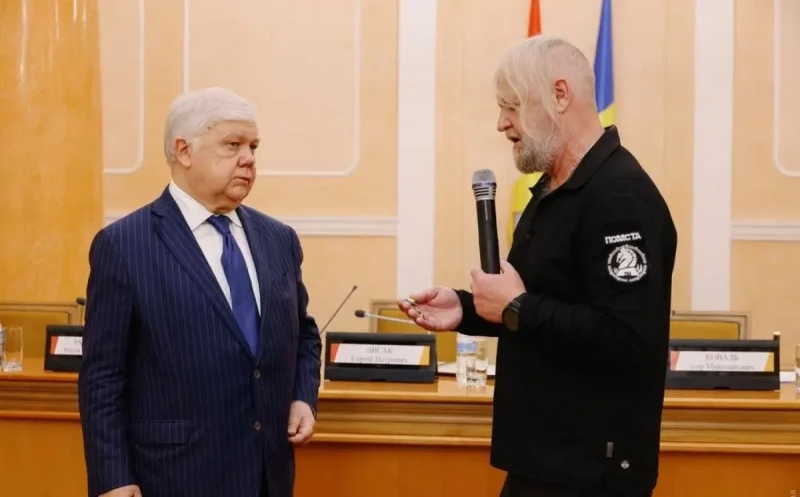 На сесії Одеської міської ради 8 липня перед депутатами виступив батько загиблого 23-річного Героя України Остапа Макарова