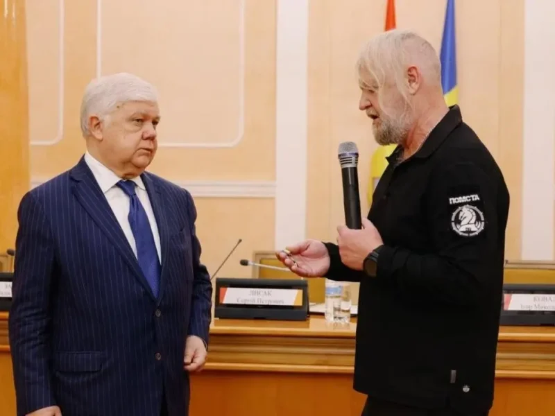 На сесії Одеської міської ради 8 липня перед депутатами виступив батько загиблого 23-річного Героя України Остапа Макарова