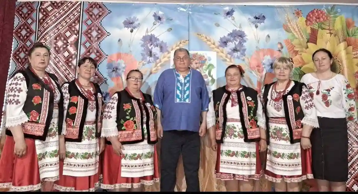 Староста Юрий Бакарогло вместе с ансамблем Катимирочка