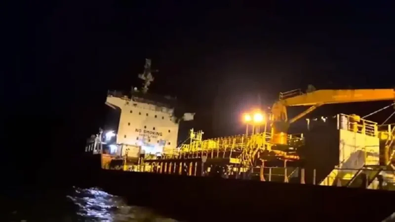 В Черном море российский ударный дрон поразил гражданское судно после выхода из украинского порта. Погиб капитан, 15 членов экипажа эвакуировали