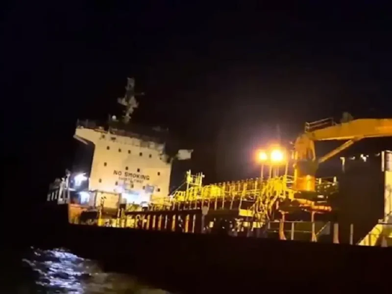 В Черном море российский ударный дрон поразил гражданское судно после выхода из украинского порта. Погиб капитан, 15 членов экипажа эвакуировали