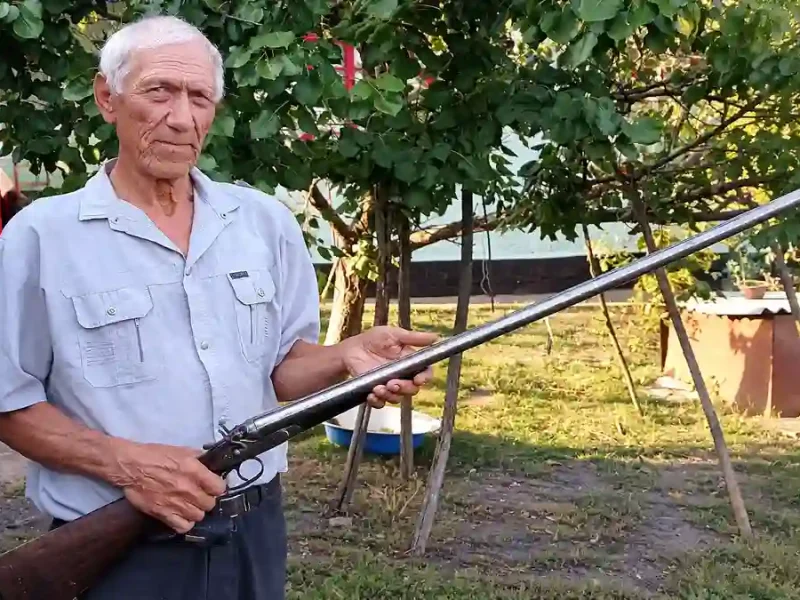Выктор Сирота з рушницею