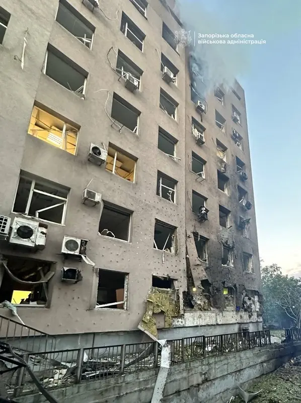 У Запоріжжі вранці 25 вересня російські війська вдарили одразу по двох медичних закладах. В одному з них почалася пожежа, звідти евакуювали п’ятьох людей