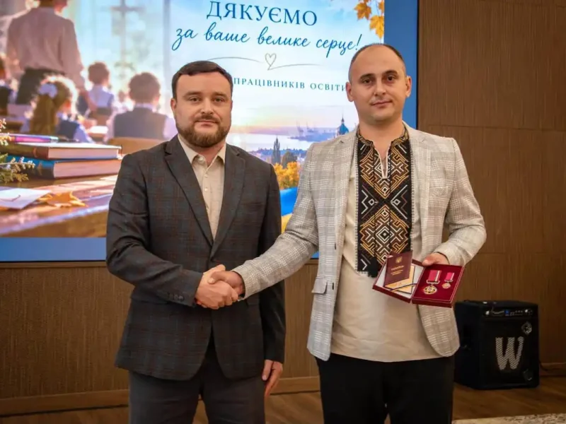 Андрій Вербецький (праворуч) отримує нагороду