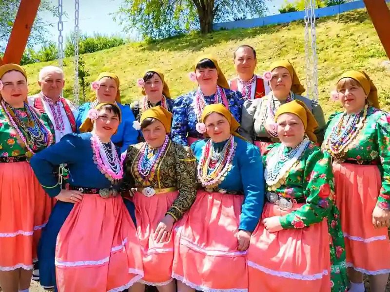 Фольклорний гурт під дерев’яною гойдалкою