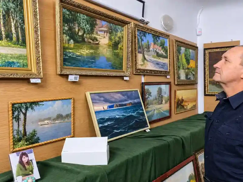 Галерея пейзажів Дмитра Заєця та споглядальний відвідувач
