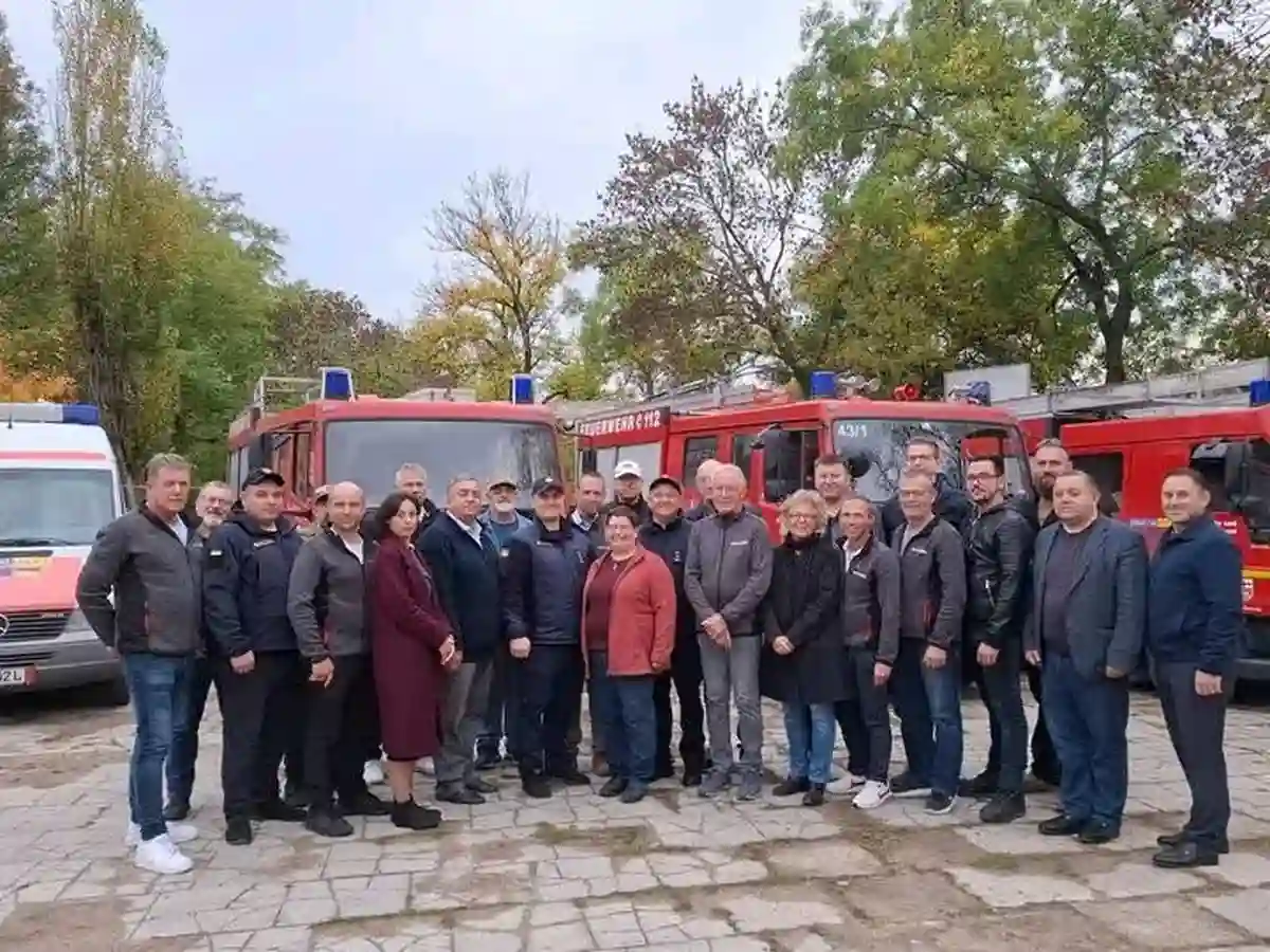 Общее фото во время передачи машин громадам и бессарабским спасателям