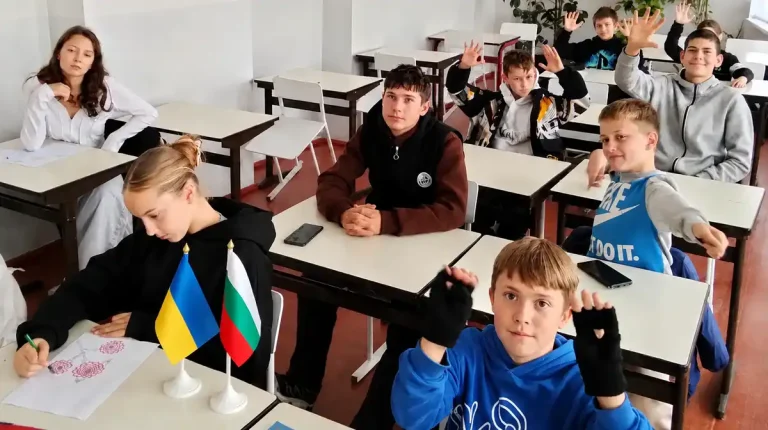 Клас із українським та болгарським прапорами