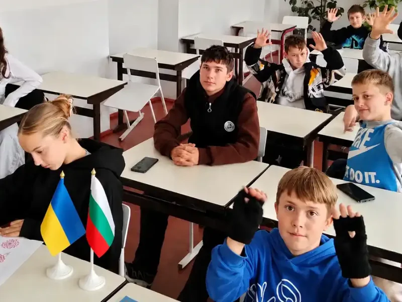 Клас із українським та болгарським прапорами