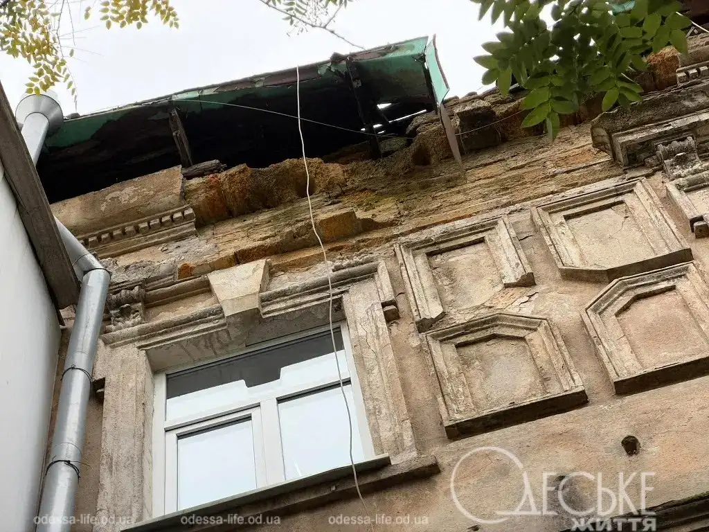 Опасное свисание металлических элементов крыши над балконом жилого дома в Одессе