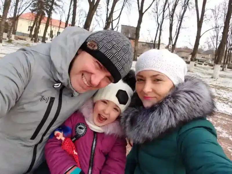 Олексій Салій з дружиною та донечкою_result