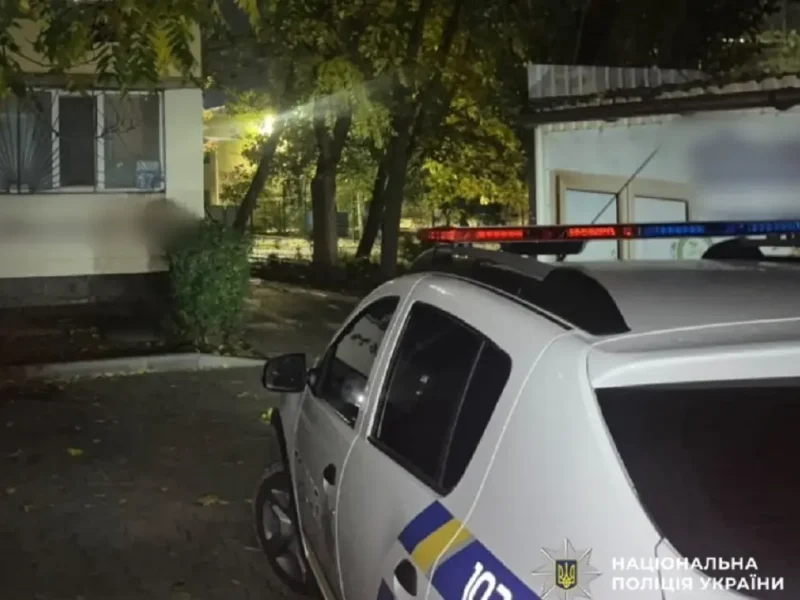 Автомоюиль полиции у многоэтажки в Пивденном