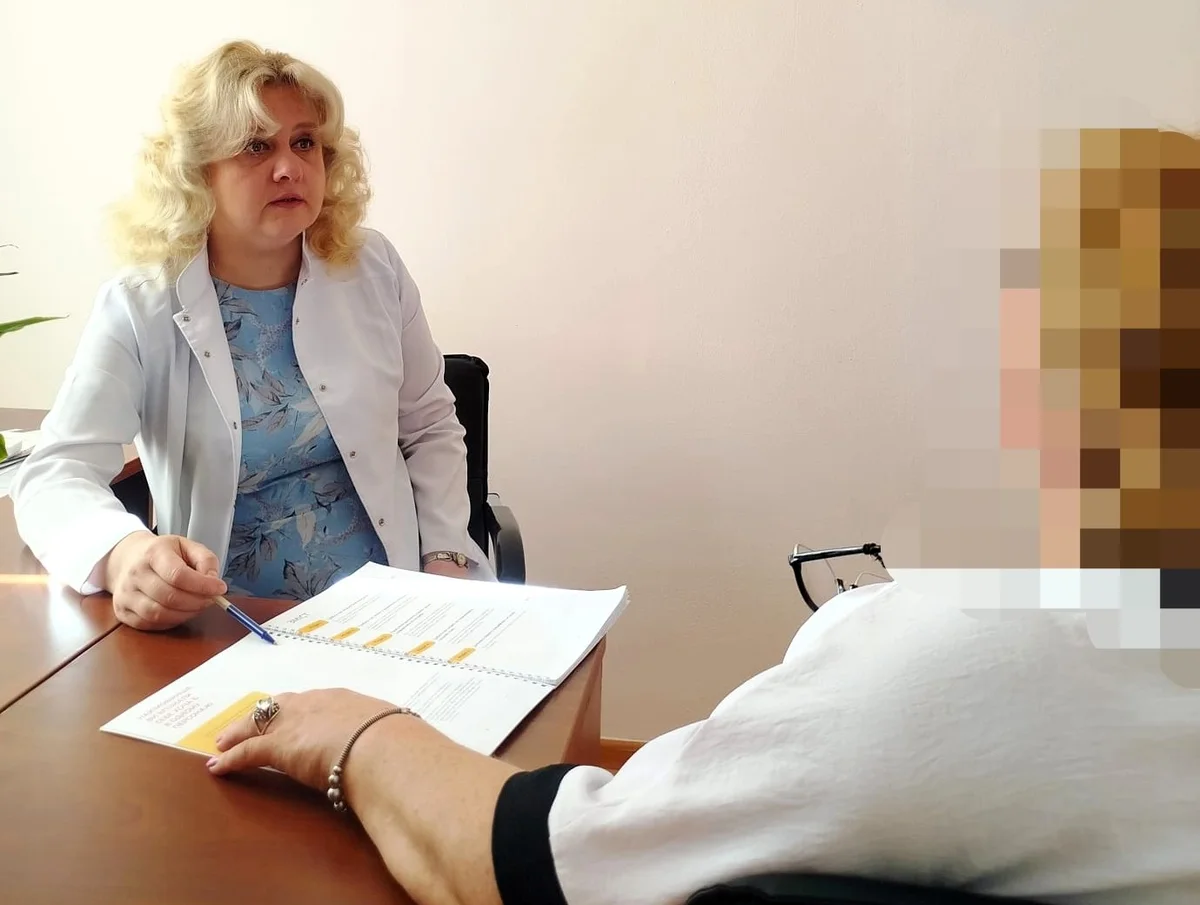 Психолог общается с родственниками пациентов паллиативного отделения
