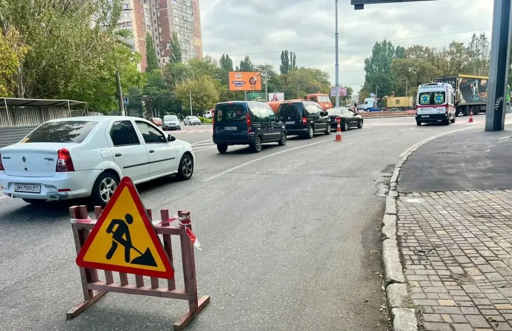 На вулиці Академіка Заболотного в Одесі оновлюють тротуари