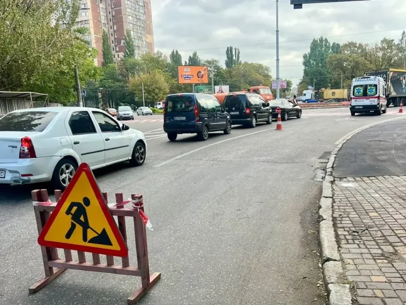 На вулиці Академіка Заболотного в Одесі оновлюють тротуари