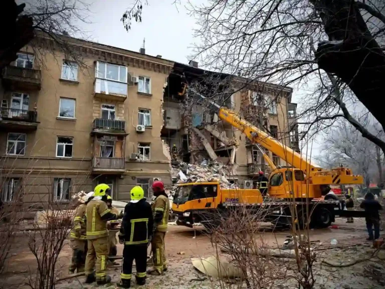 Рятувальники роббирають завали після влучання у будинок