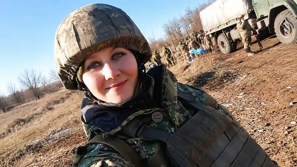 Інна Селфі військової на польовій дорозі