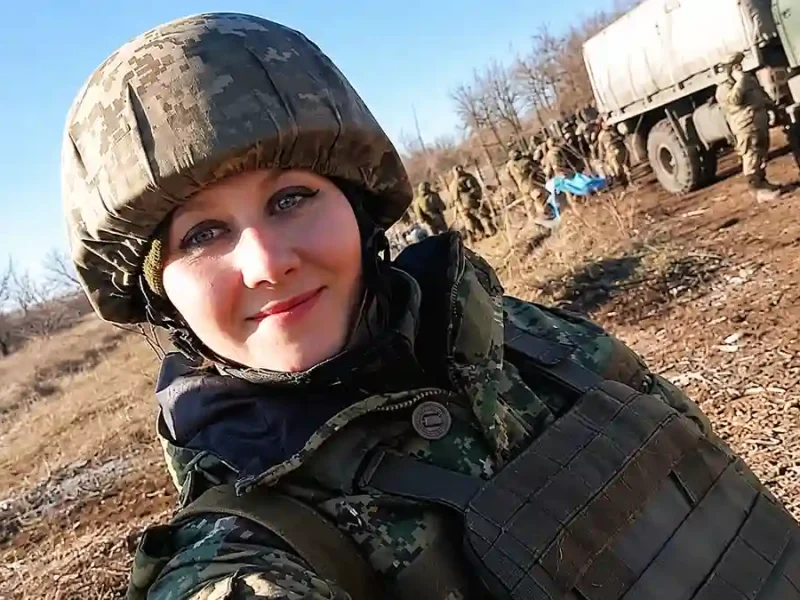 Інна Селфі військової на польовій дорозі