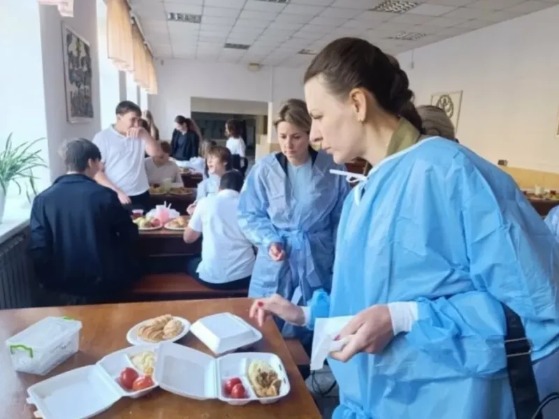 Родители одесских школьников увидели работу пищеблоков, меню и контроль готовых блюд