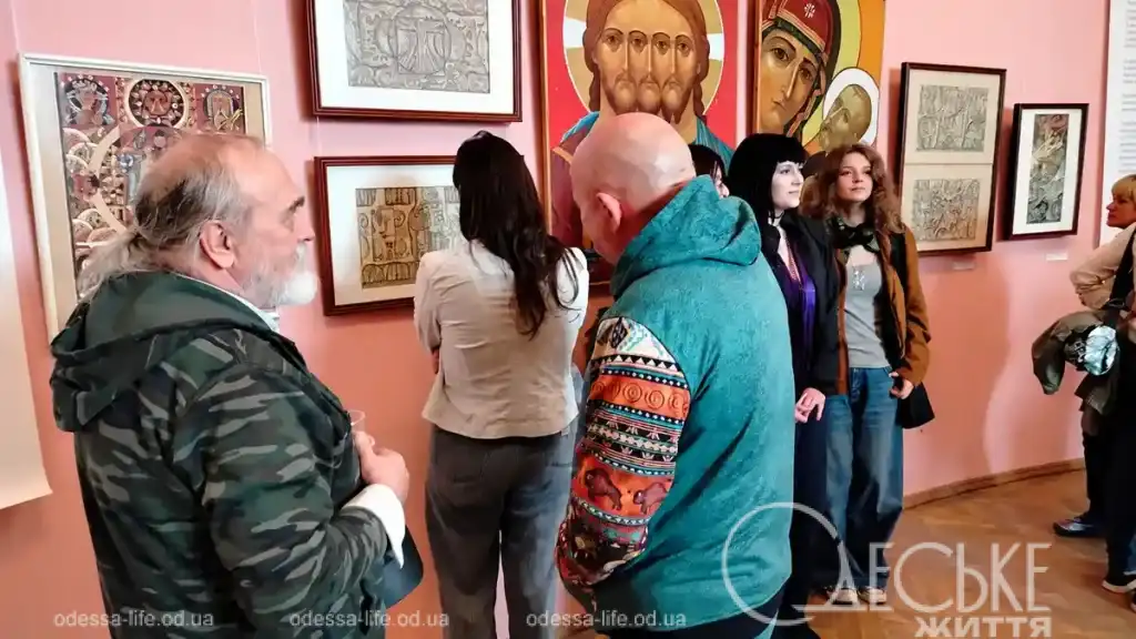 Відвідувачі вистаки Бойчукізм в Одесі