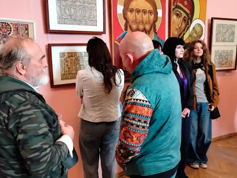 Відвідувачі вистаки Бойчукізм в Одесі