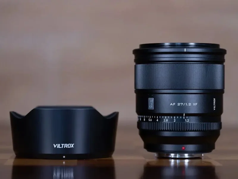 Объектив Viltrox AF 27mm f/1.2 Pro с лепестковой блендой для байонета Fujifilm X на чистом фоне