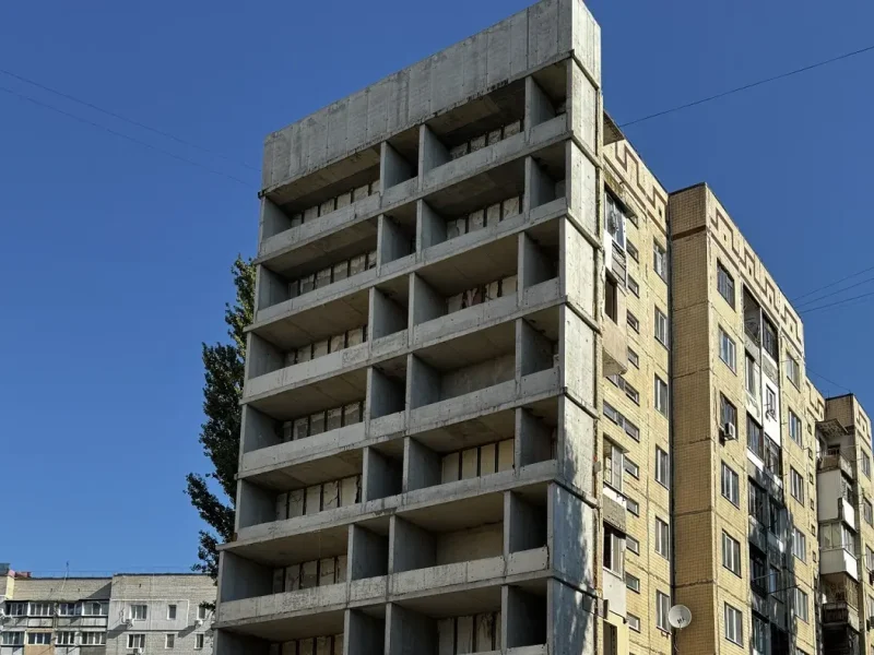 Дом, где погибли 12 одесситов, снова строят