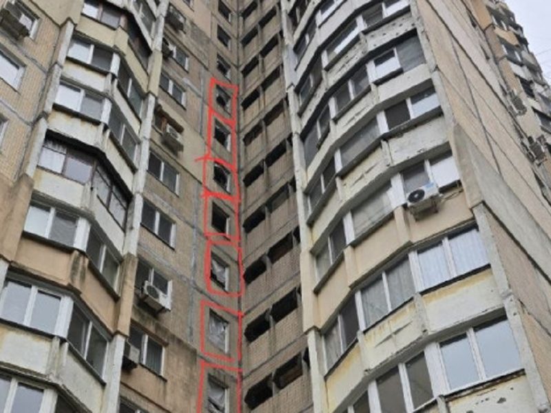 Мешканці одеської висотки на проспекті Ярослава Мудрого, 40 майже два роки намагаються домогтися вирішення проблеми з ремонтом після російської атаки