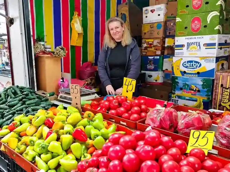 Яскравий овочевий ринок із продавчинею - ціни на Привозі
