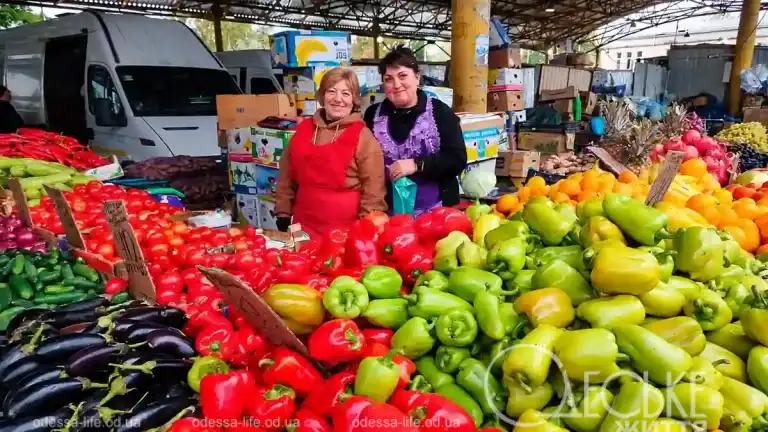 Яскравий ринок із усміхненими продавчинями